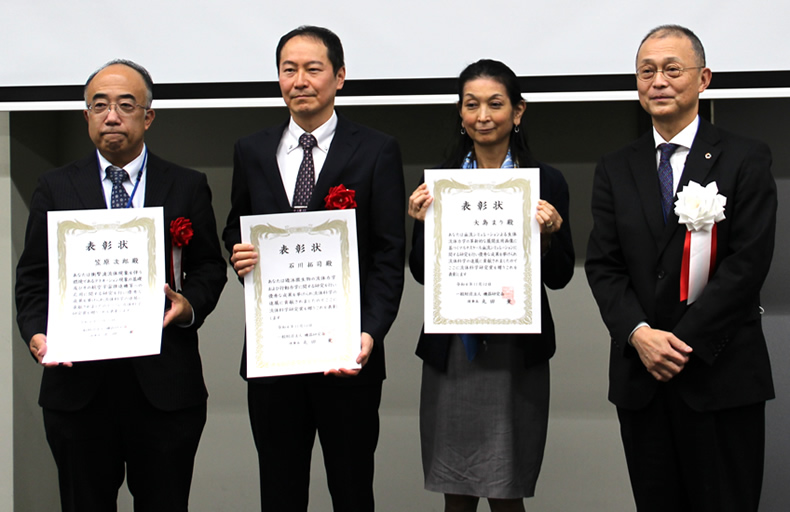 Prof. Takuji Ishikawa (Team B01-1) received the Fluid Science Research Award