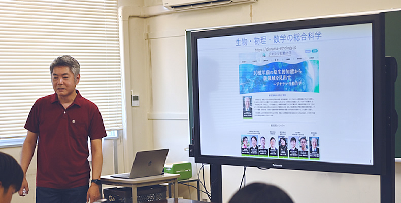 Professor Makoto Iima (Team A02-2) conducted outreach activities for high school students at the Open Lab. held at the Faculty of Integrated Arts and Sciences, Hiroshima University.